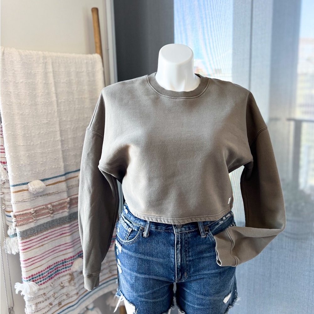 Vuori Olive Green Fleece Lined Crewneck Cropped Oversized Sweatshirt Size Medium